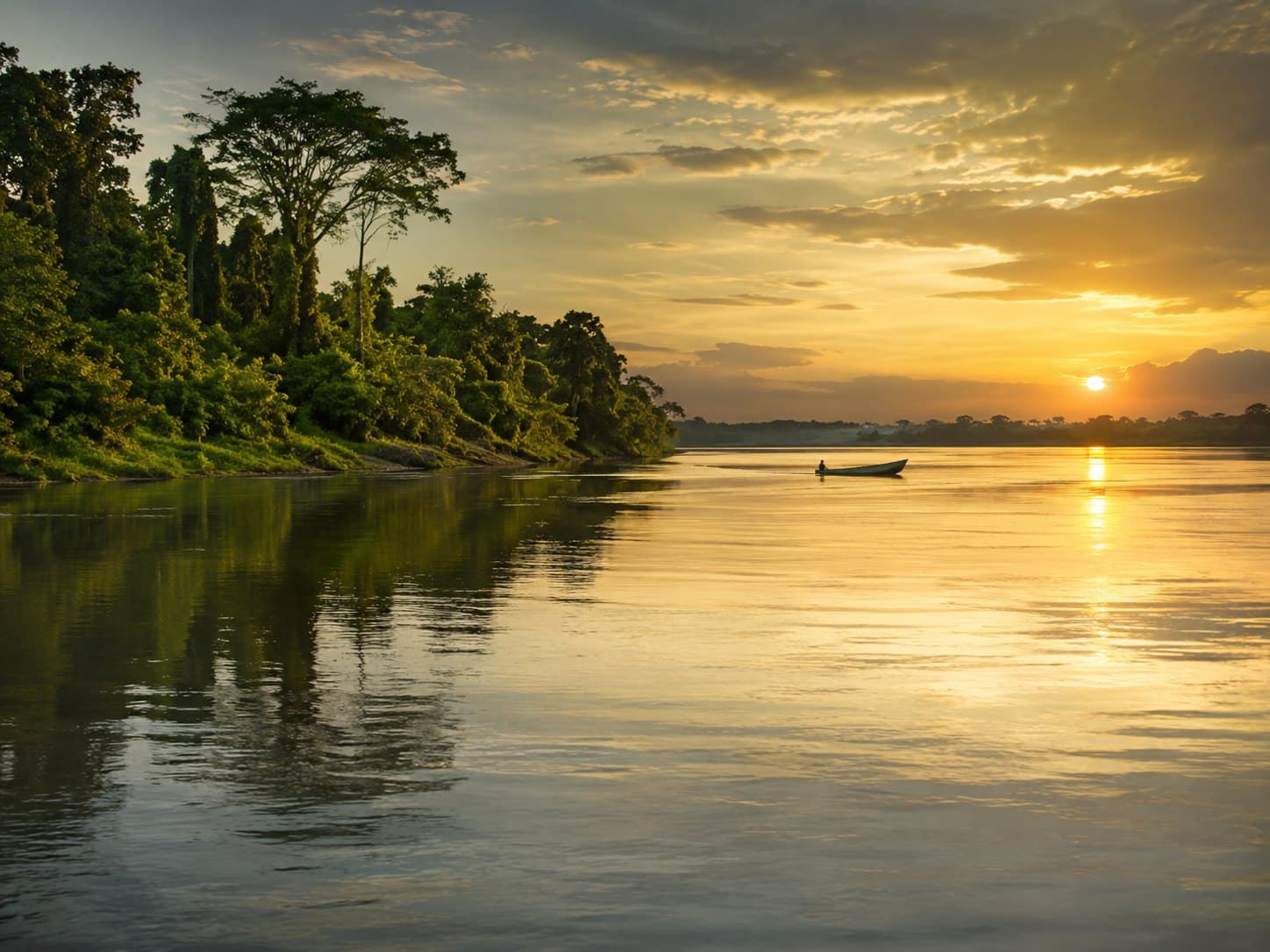 Canoa no rio amazônico transportando alimentos e produtos regionais